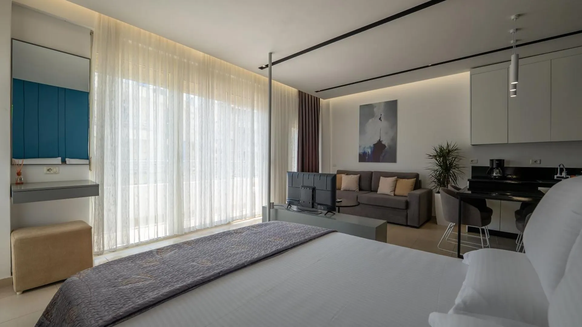 Domi Luxury Beach View Apartments In Saranda אלבניה