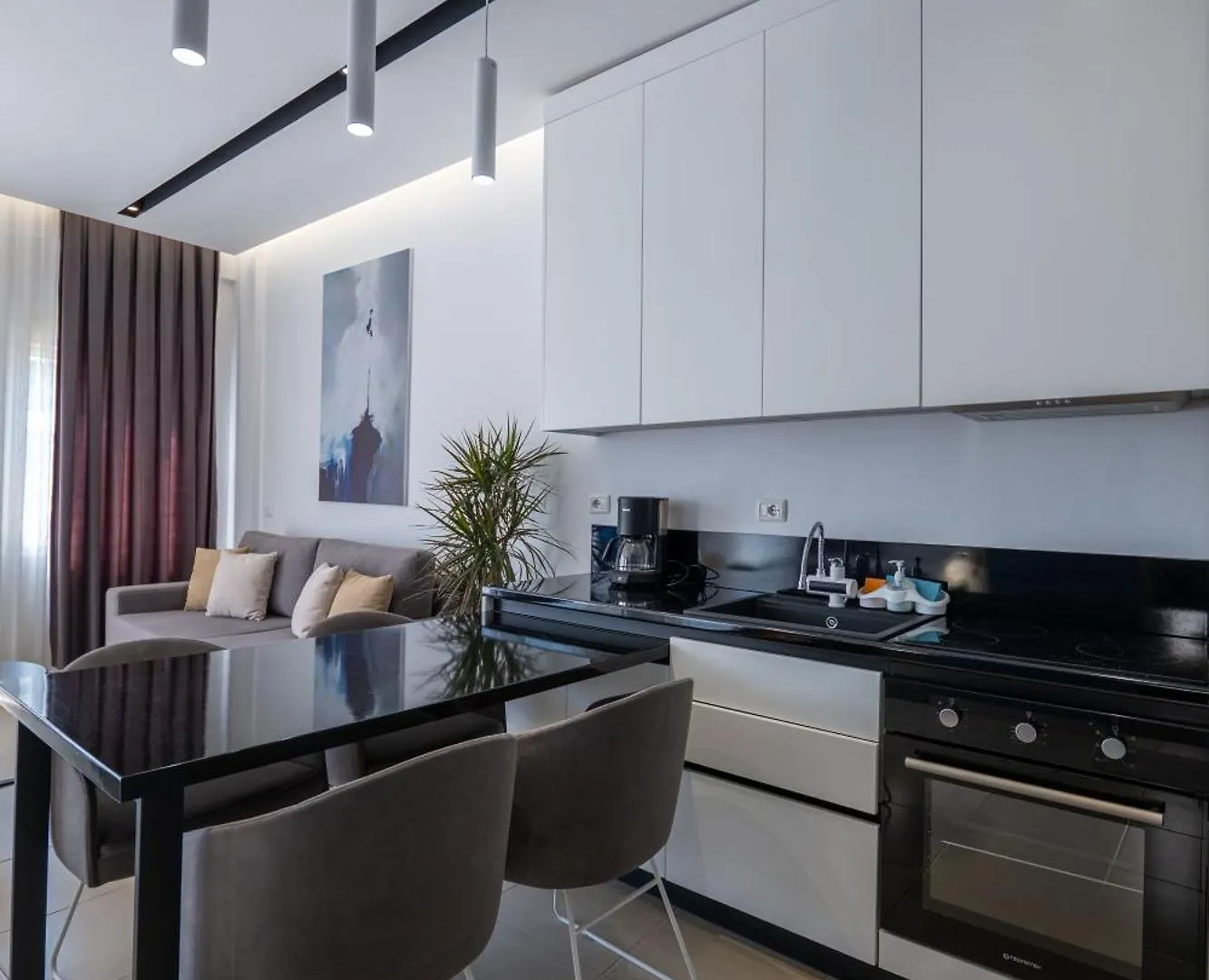 Domi Luxury Beach View Apartments In Saranda אלבניה