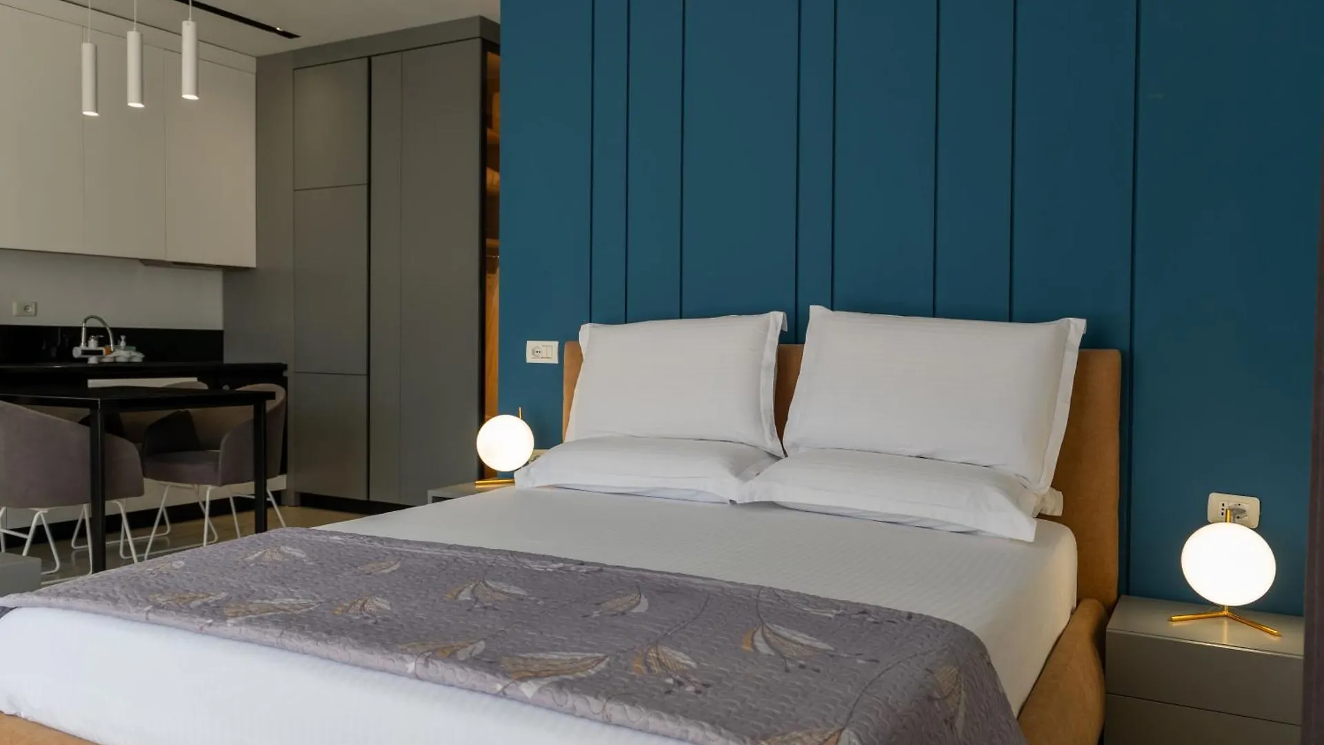 Domi Luxury Beach View Apartments In Saranda  סרנדה