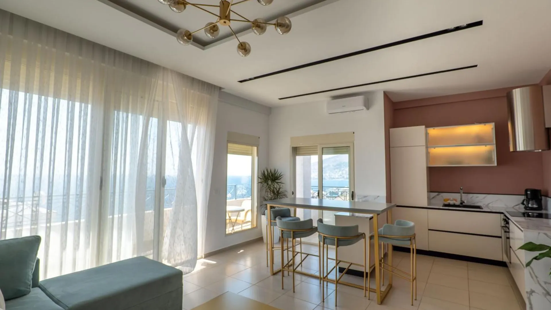 Domi Luxury Beach View Apartments In Saranda 0*, סרנדה