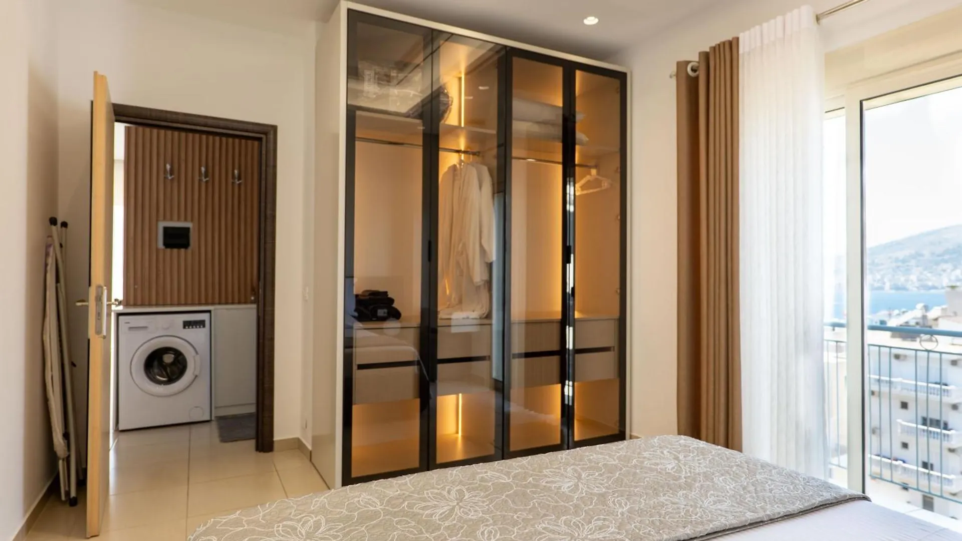 Domi Luxury Beach View Apartments In Saranda אלבניה
